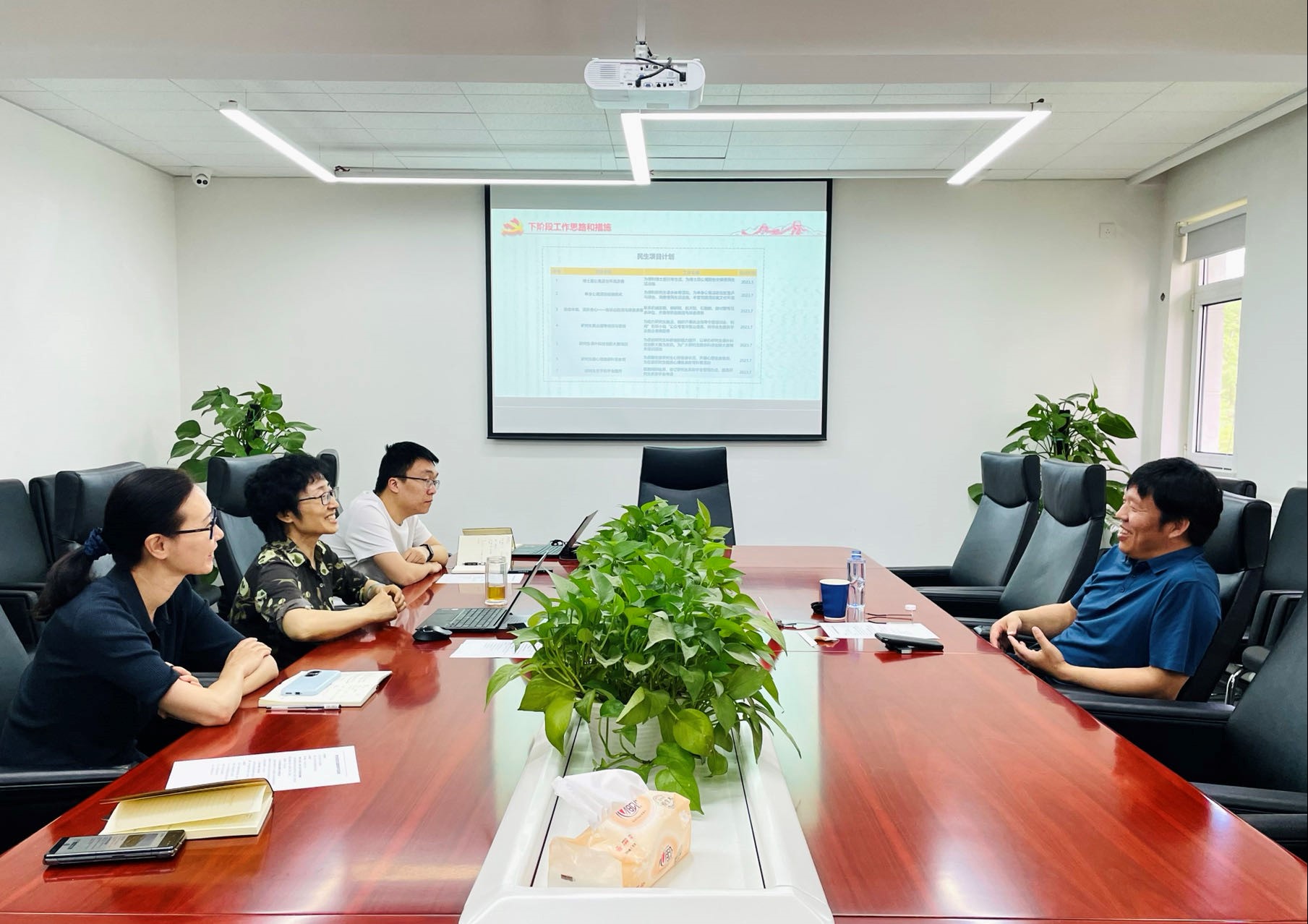 中国华球体育（中国）官方网站党委委员、总会计师刘显清赴研究生院党总支督导主题教育工作